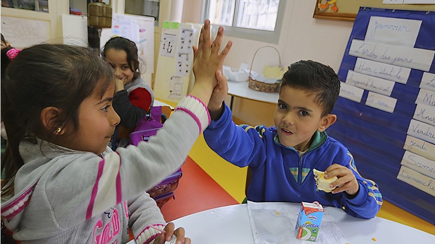 School milk to children in Syria