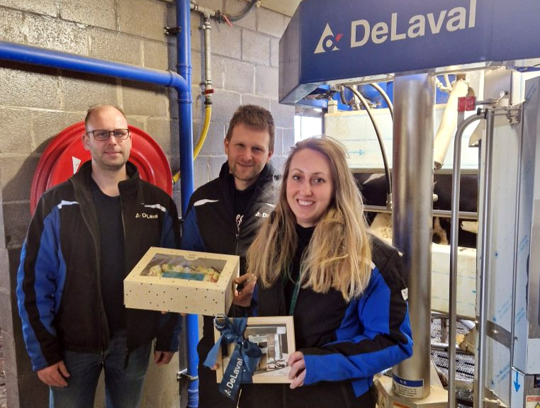 DeLaval dealer, Stijn van de Pol from Leenaerts Agro Techniek, congratulates Jef and Nathalie Geerts on their impressive results.