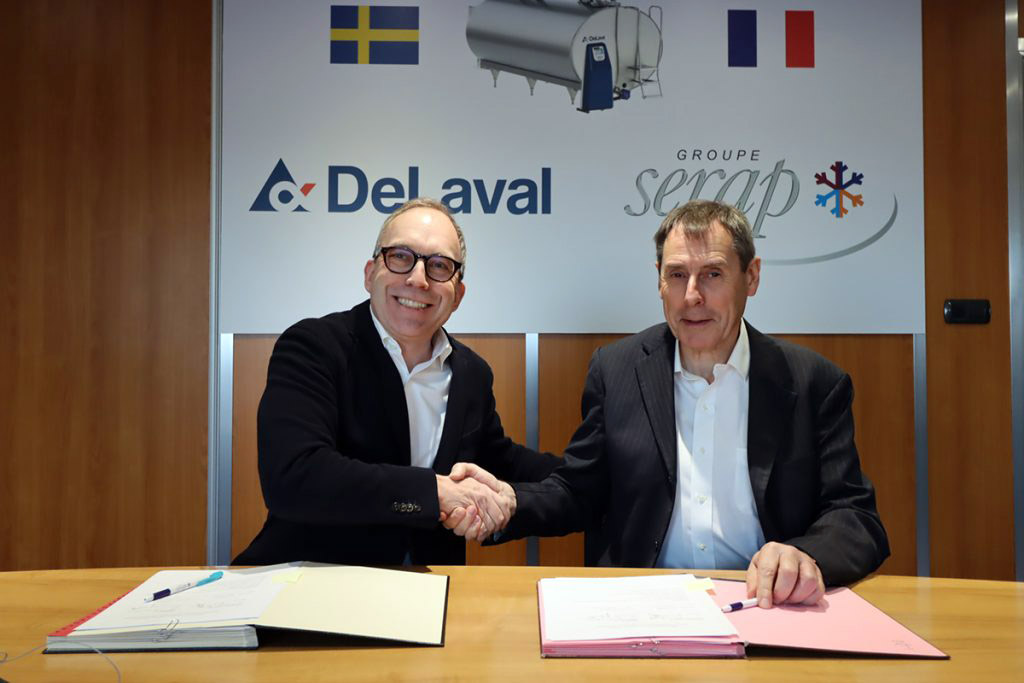 Paul Löfgren (left) and Eric Boittin (right) signing the partnership agreement. 
